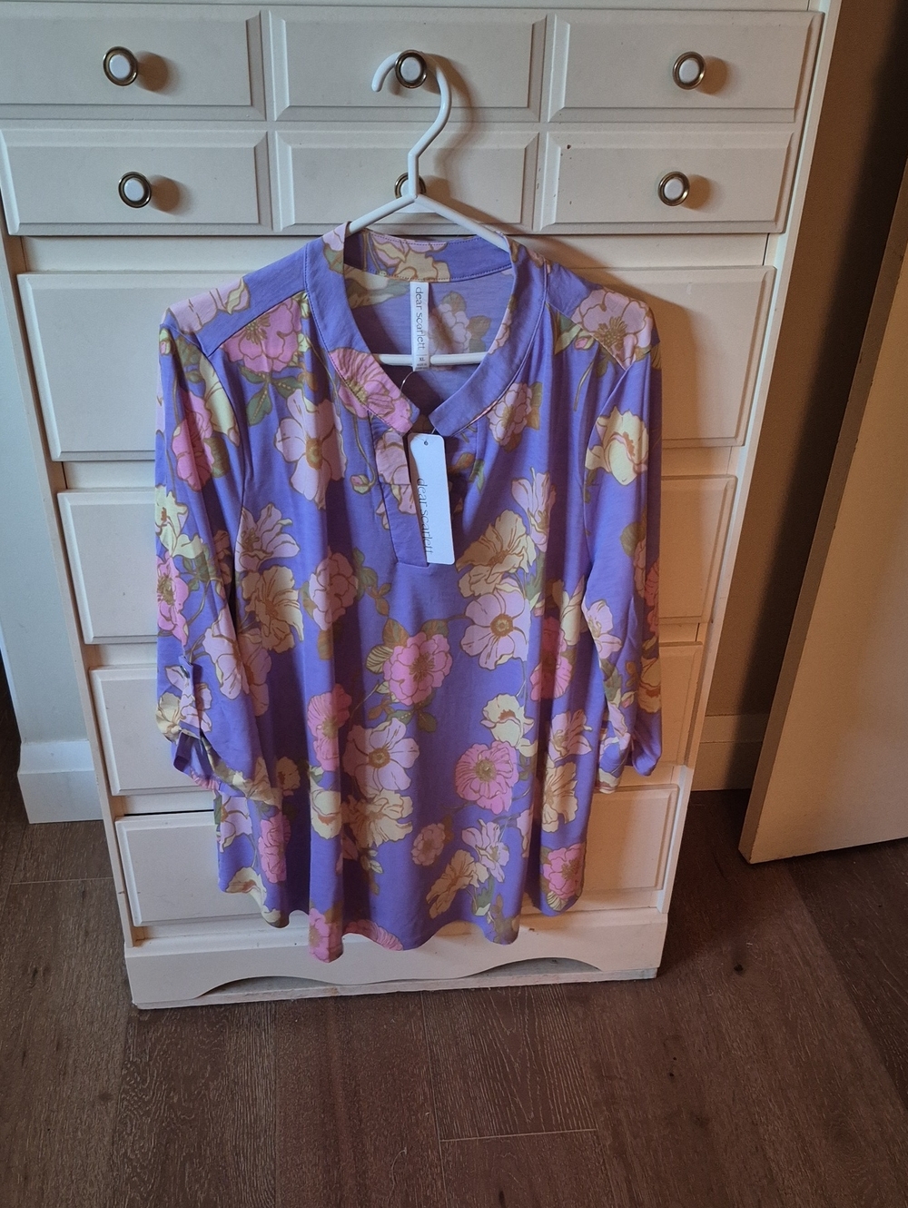Dear Scarlett Wrinkle Free Floral V-Neck Lavender Tunic Top by